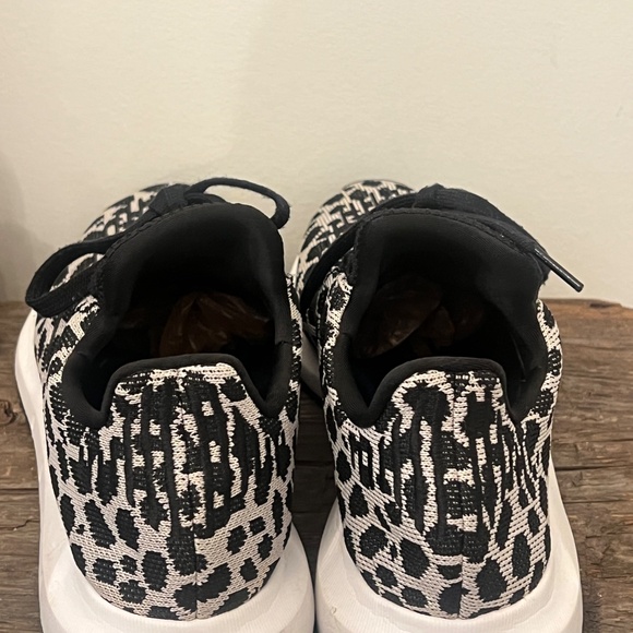 EUC Adidas Swift Run Leopard Print Athletic Tennis Shoes Womens 9 Black Gray - Picture 5 of 8
